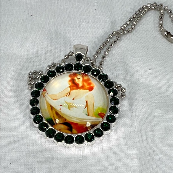 Retro handmade Vintage Pinup Necklace surrounded in Gorgeous Green CZ Stones - Picture 10 of 13